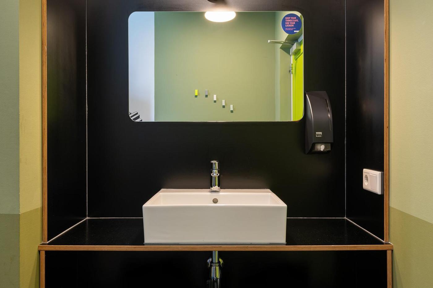 Zespersoonskamer met Eigen Badkamer en Douche